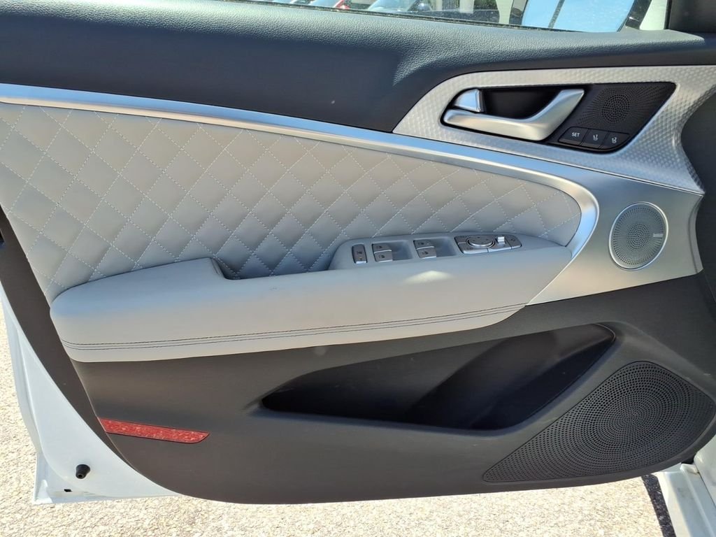 Used 2023 White Genesis 3.3T image 25