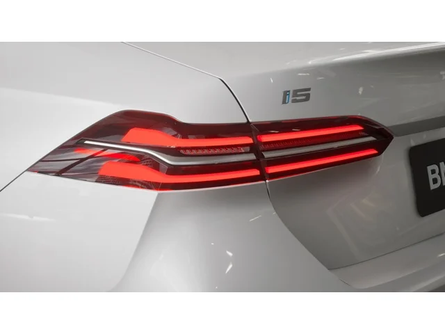 New 2026 Mineral White Metallic BMW xDrive40 image 8