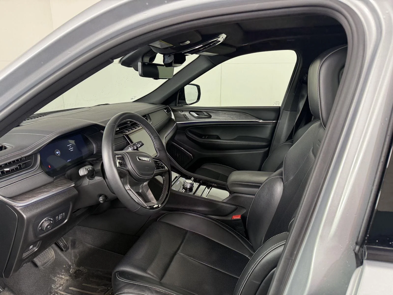 Used 2025 Silver Zynith Jeep Overland image 4