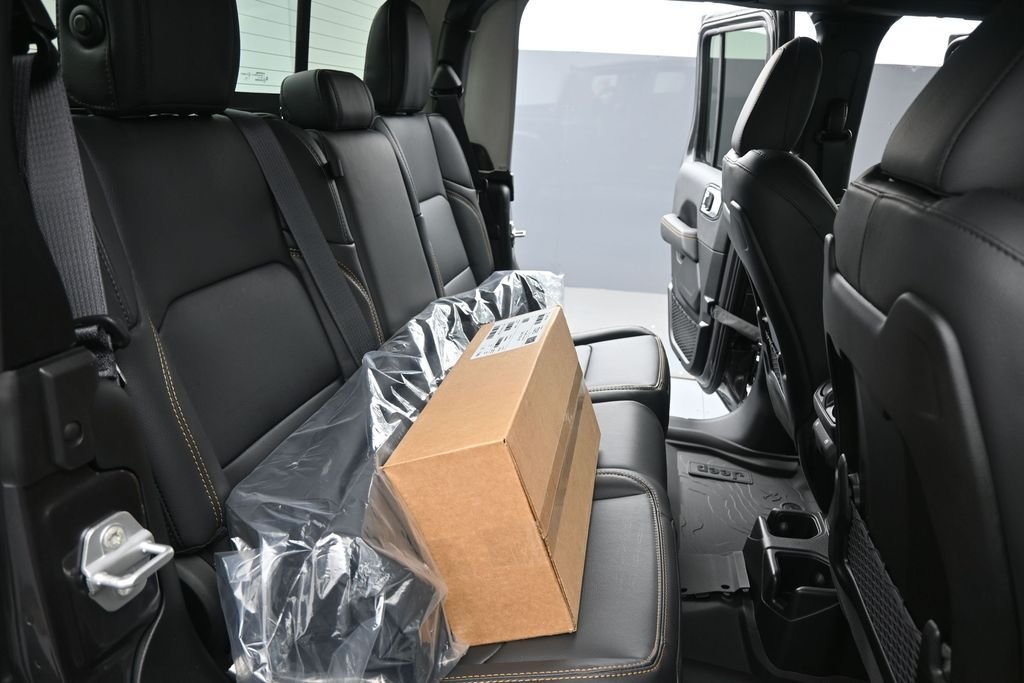 New 2026 Granite Crystal Metallic Clearcoat Jeep Texas Trail image 16