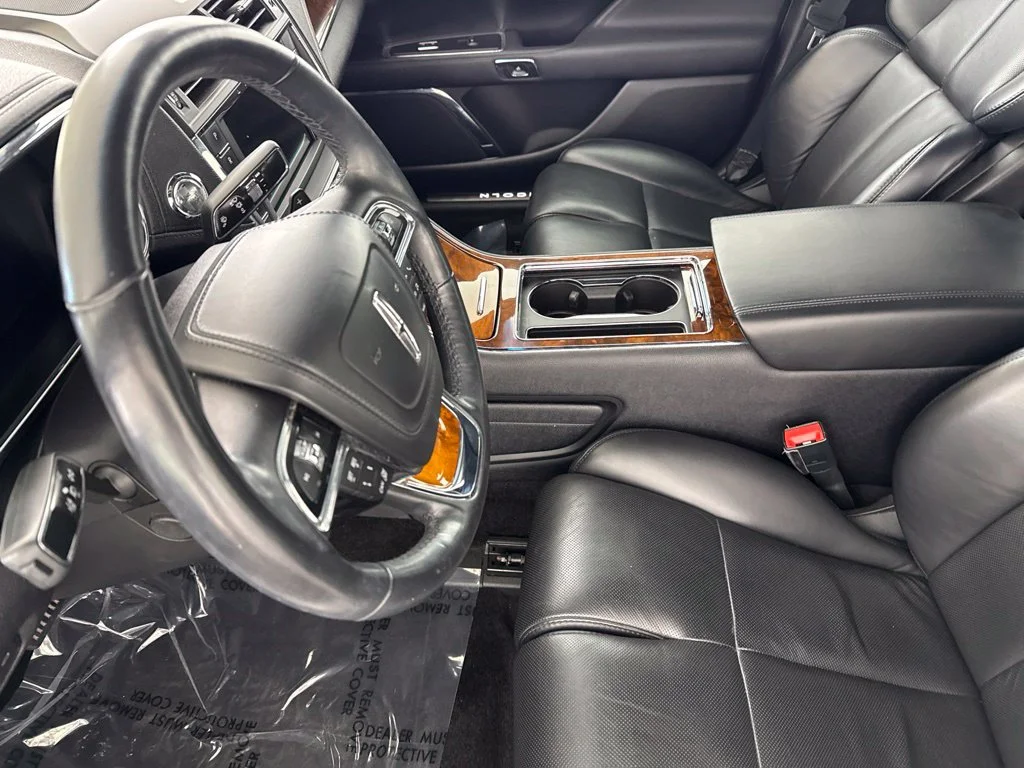 Used 2018 White Lincoln Select image 22