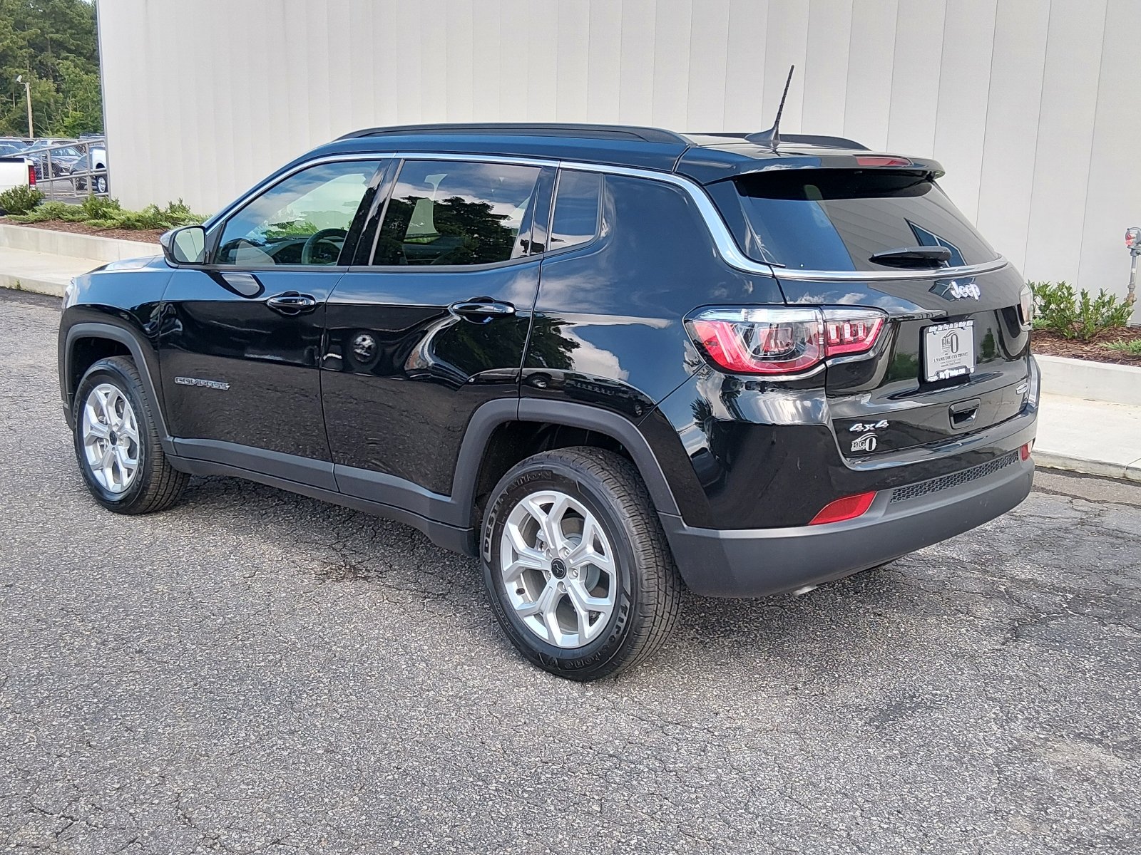 Used 2026 Diamond Black Crystal Pearl Coat Jeep Latitude image 5