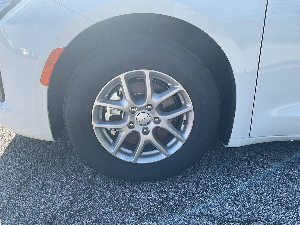 New 2027 Bright White Clear-Coat Paint Chrysler Select image 14