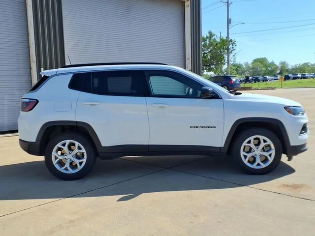 Used 2024  Jeep Latitude image 5