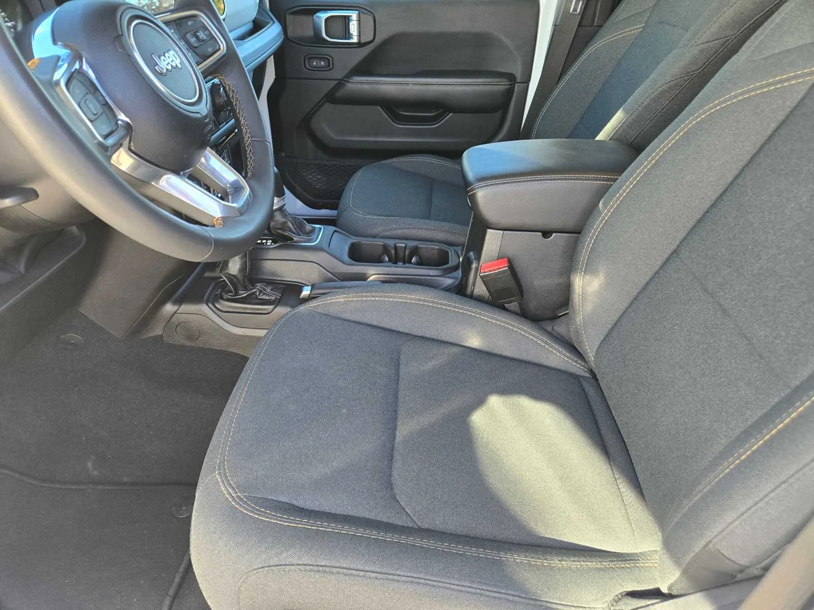 Used 2024  Jeep Sahara image 25
