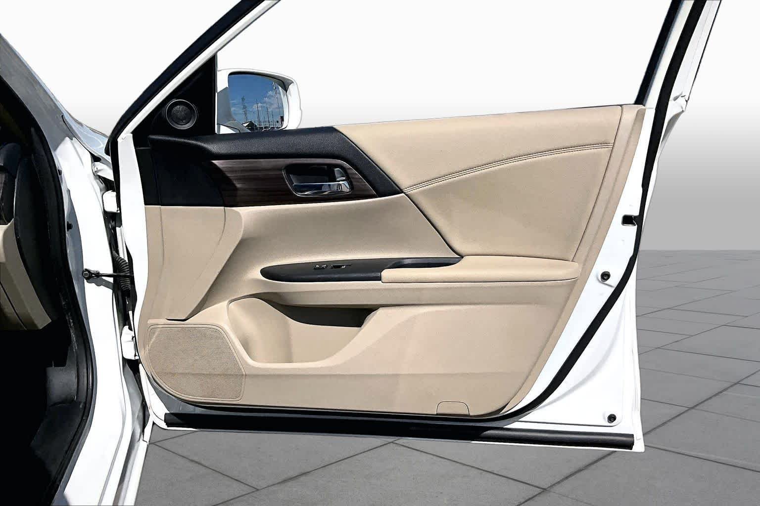 Used 2017 White Orchid Pearl Honda EX image 23