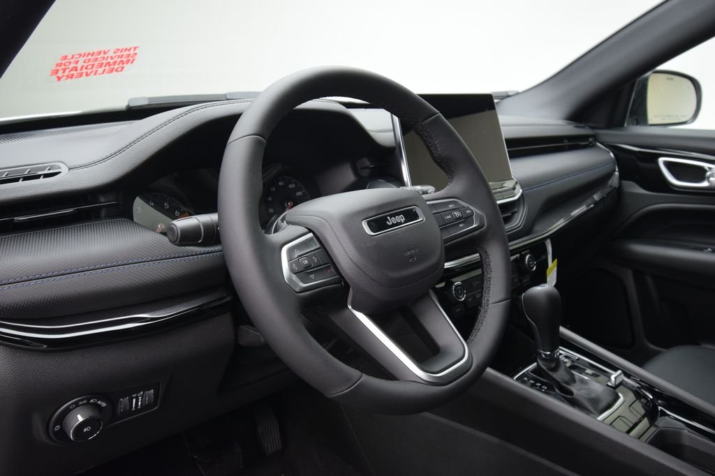 New 2026 Diamond Black Crystal Pearlcoat Jeep Latitude image 31
