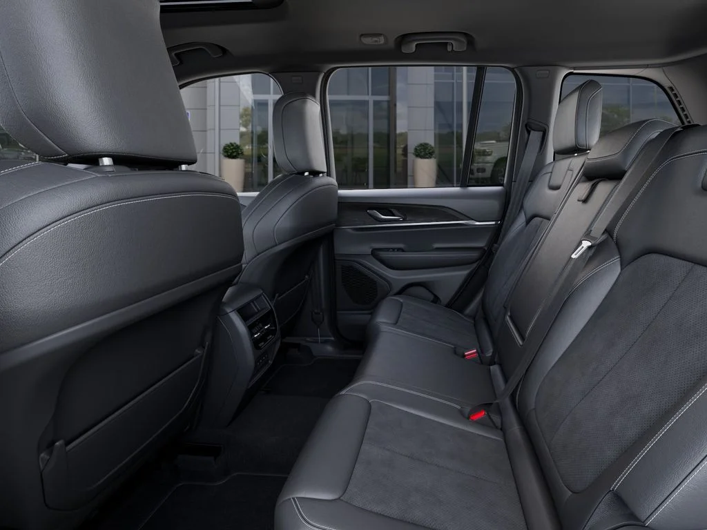 New 2026 Diamond Black Crystal Pearl-Coat Exterior Paint Jeep  image 23