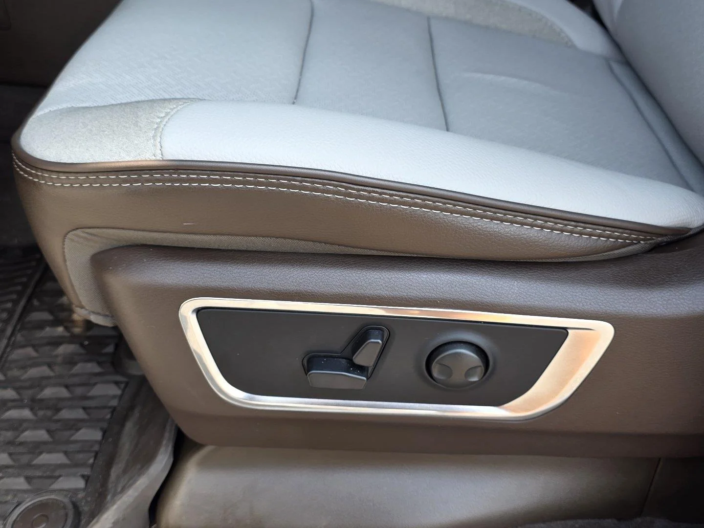 Used 2026 Bright White Clearcoat Ram Laramie image 28