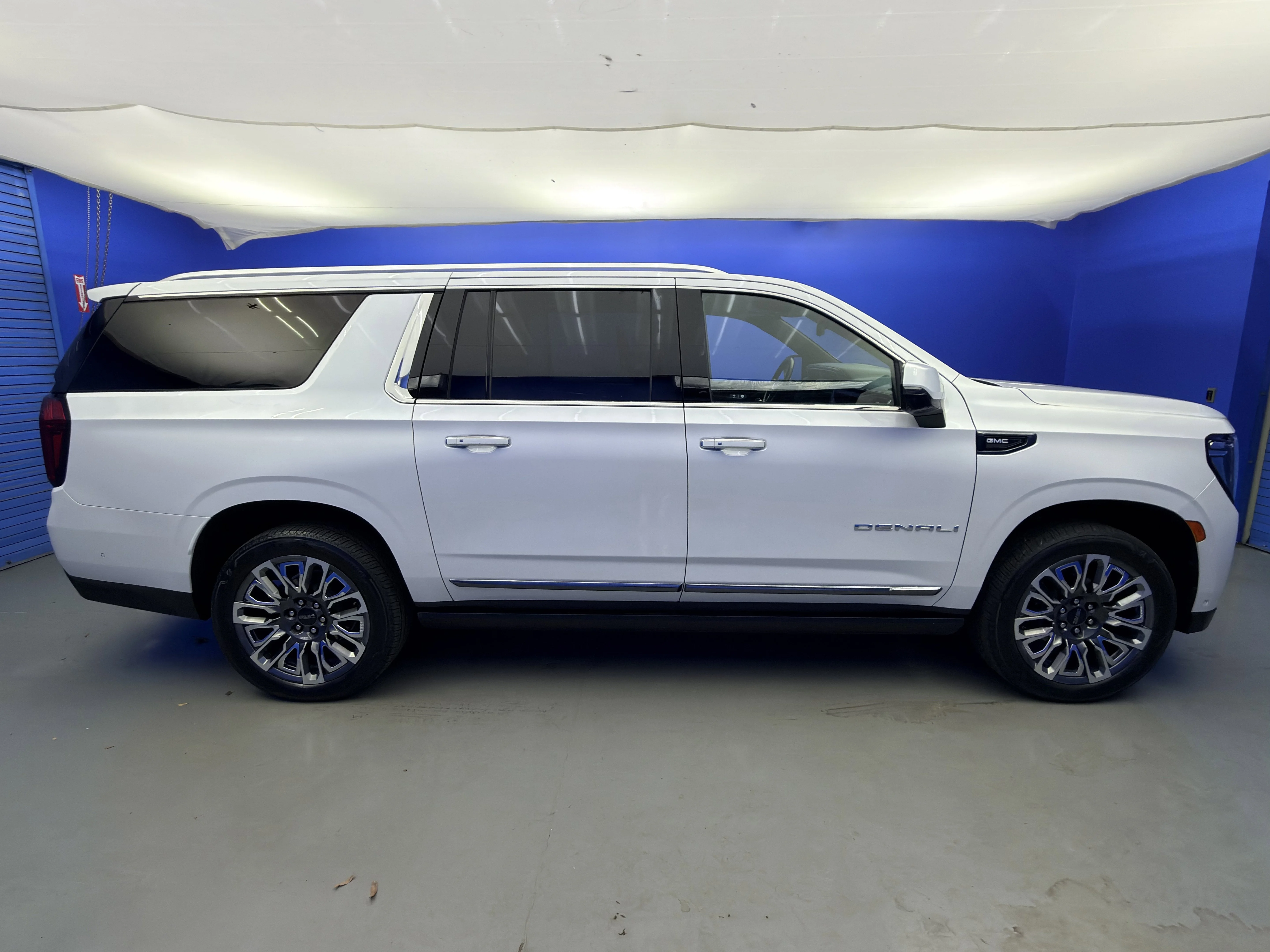 Used 2023 White Frost Tricoat GMC Denali Ultimate image 8