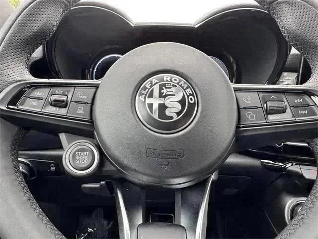 New 2025 Milano White Exterior Paint Alfa Romeo  image 20