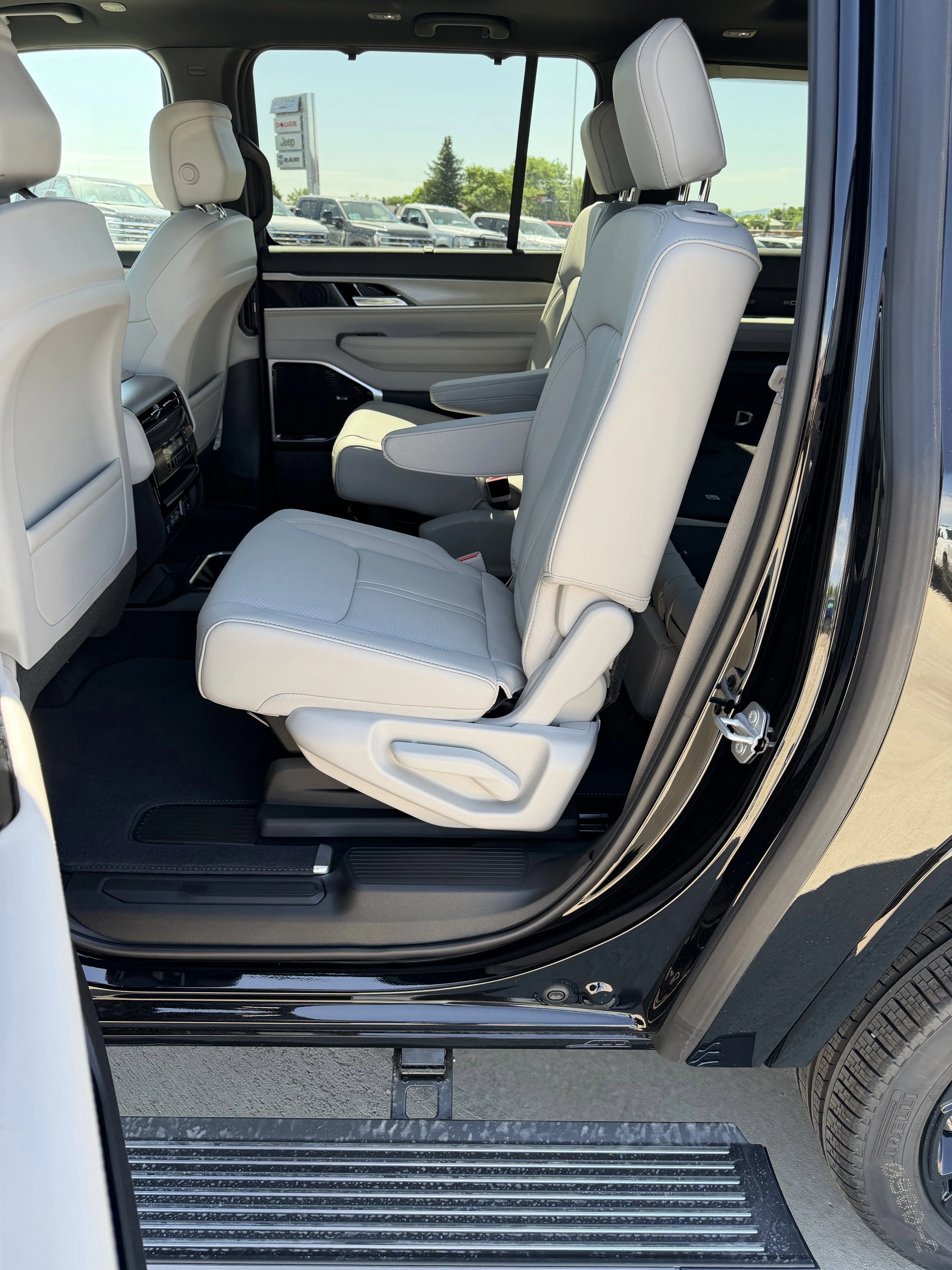 New 2026 High Gloss Black Exterior Paint Jeep Limited Reserve image 15