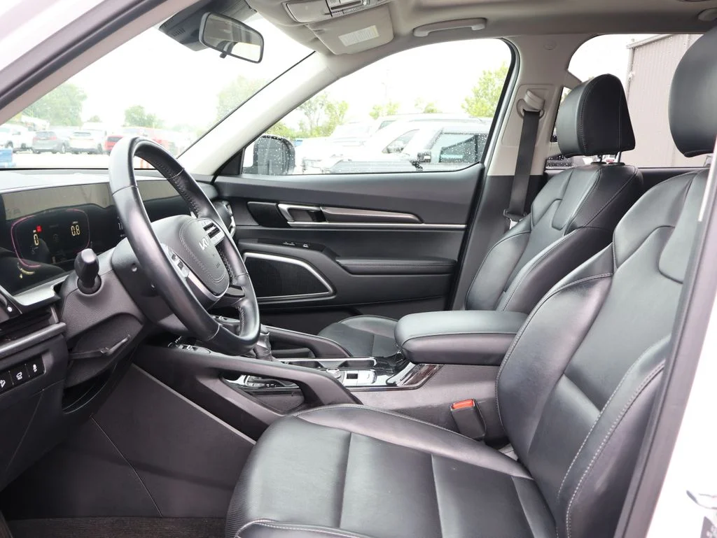 Used 2025 White Kia S image 23