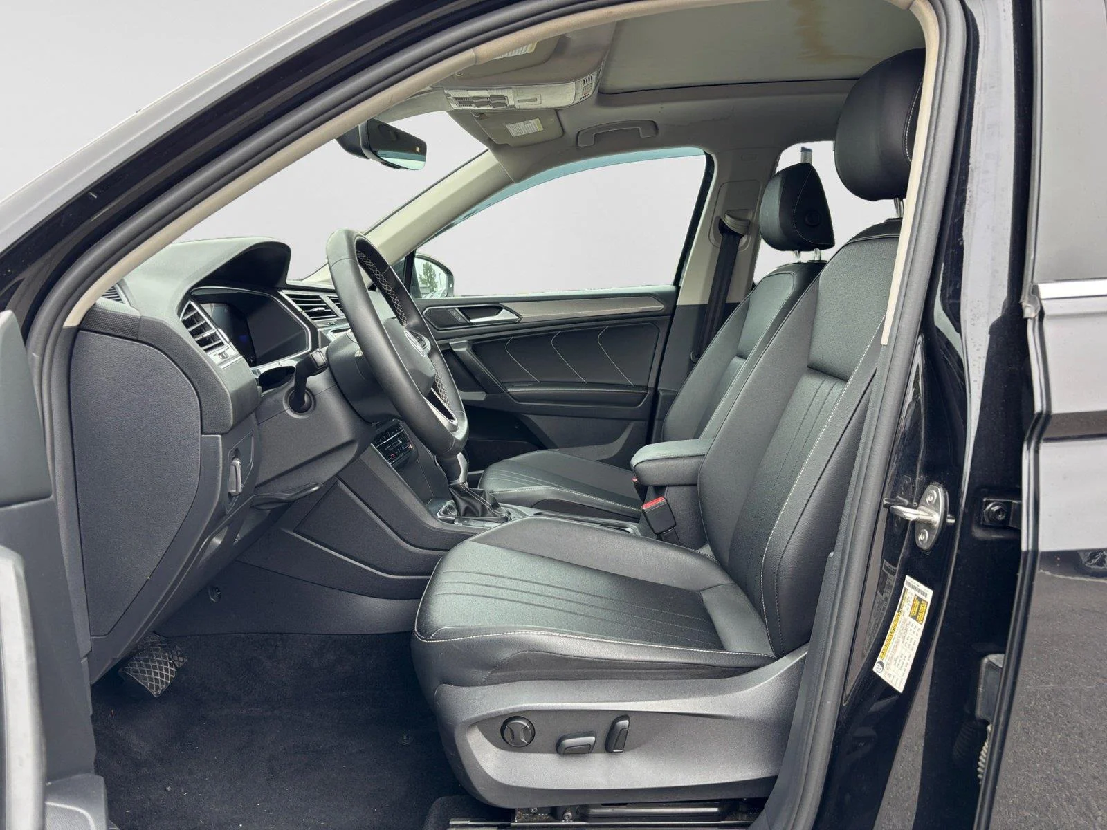 2023 Volkswagen Tiguan SE - Photo 10