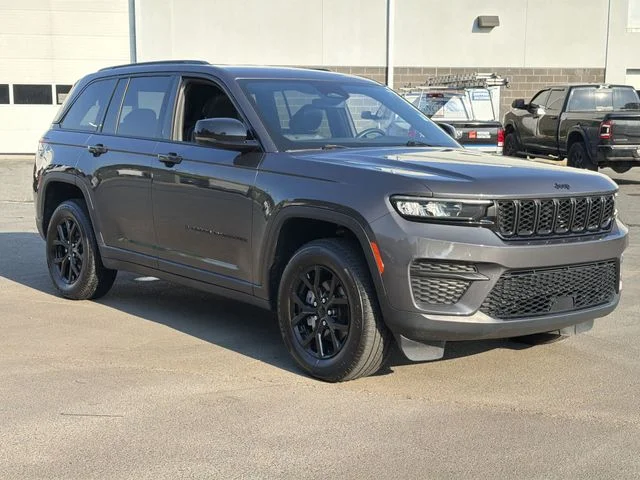 Used 2024 Gray Jeep Altitude image 14