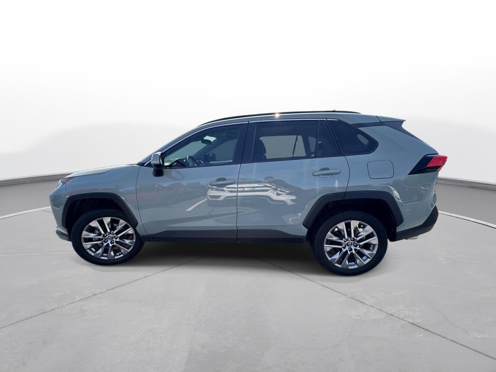 Used 2021 Lunar Rock Toyota XLE Premium image 9