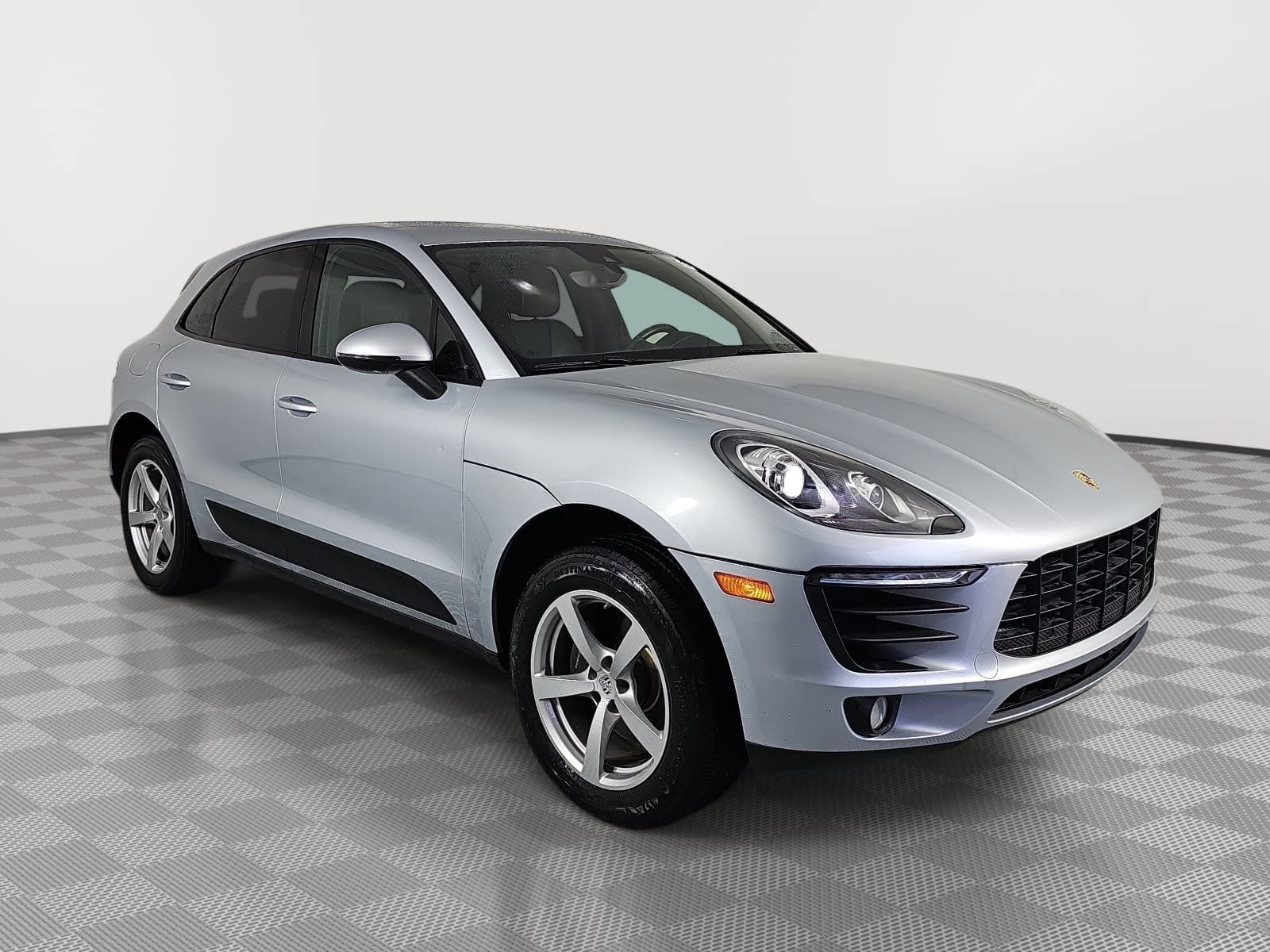 Used 2018 Silver Porsche  image 2