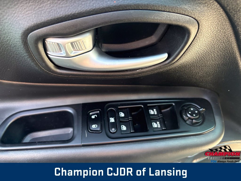 Used 2022  Jeep Latitude image 17