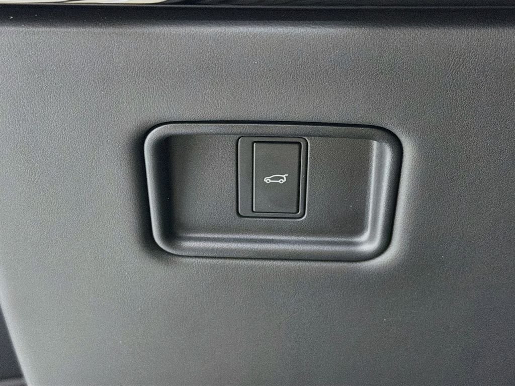 New 2027 Fuji White Land Rover SE image 10