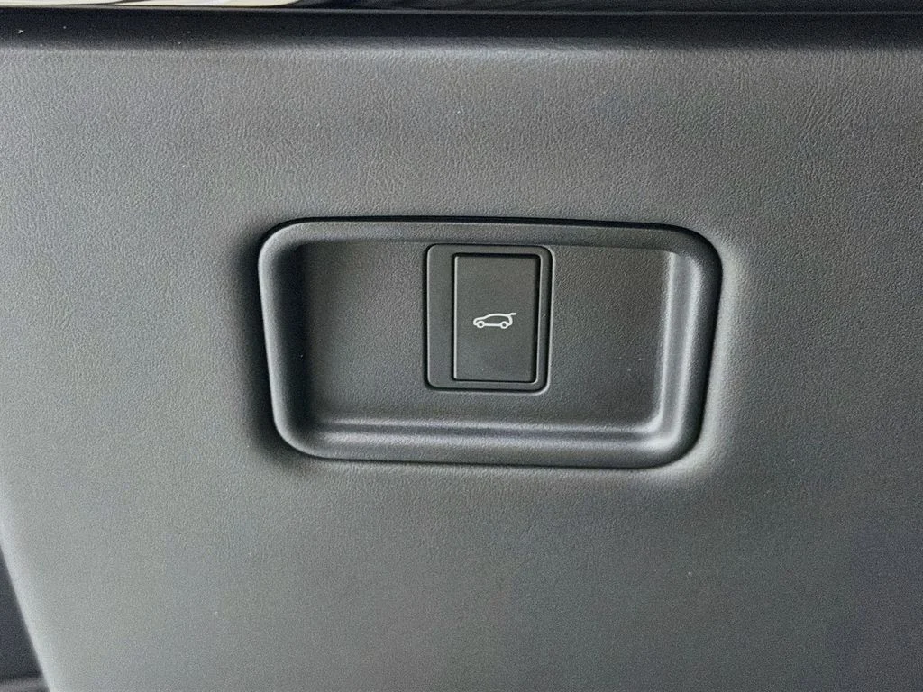 New 2027 Fuji White Land Rover SE image 10