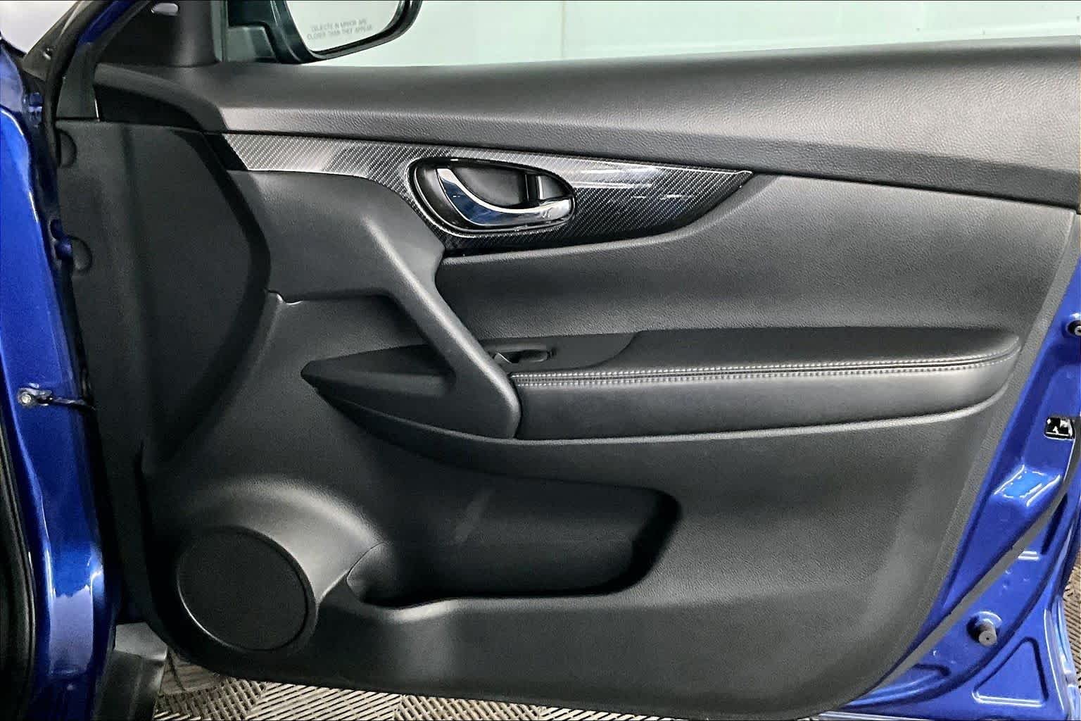 Used 2018 Caspian Blue Nissan SL image 22