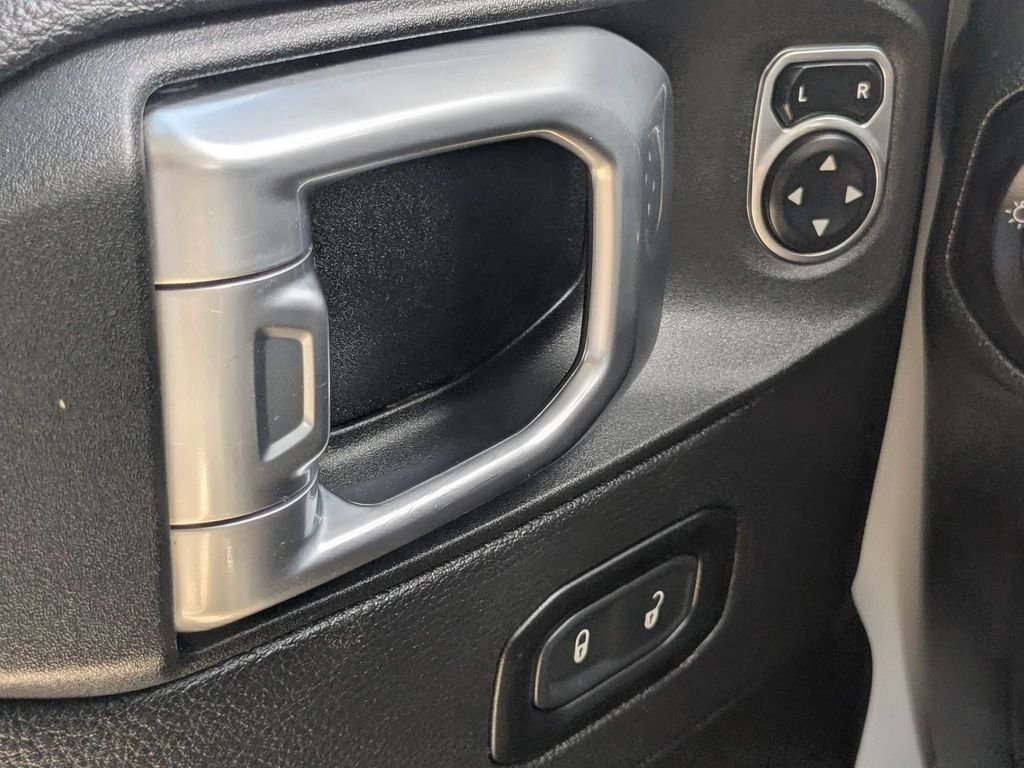 Used 2023 White/off-white Jeep Sahara image 25