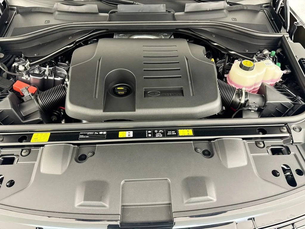 New 2026 Eiger Grey Land Rover SE image 32