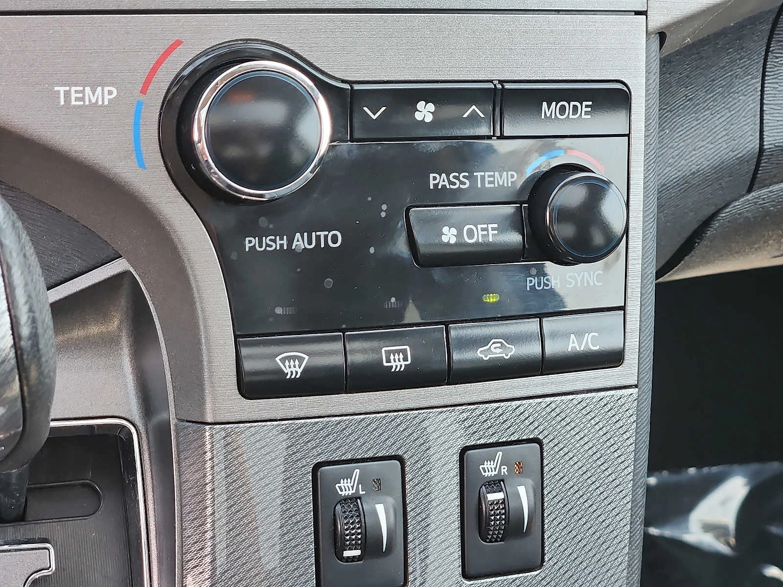 Used 2013 Black Toyota XLE image 16