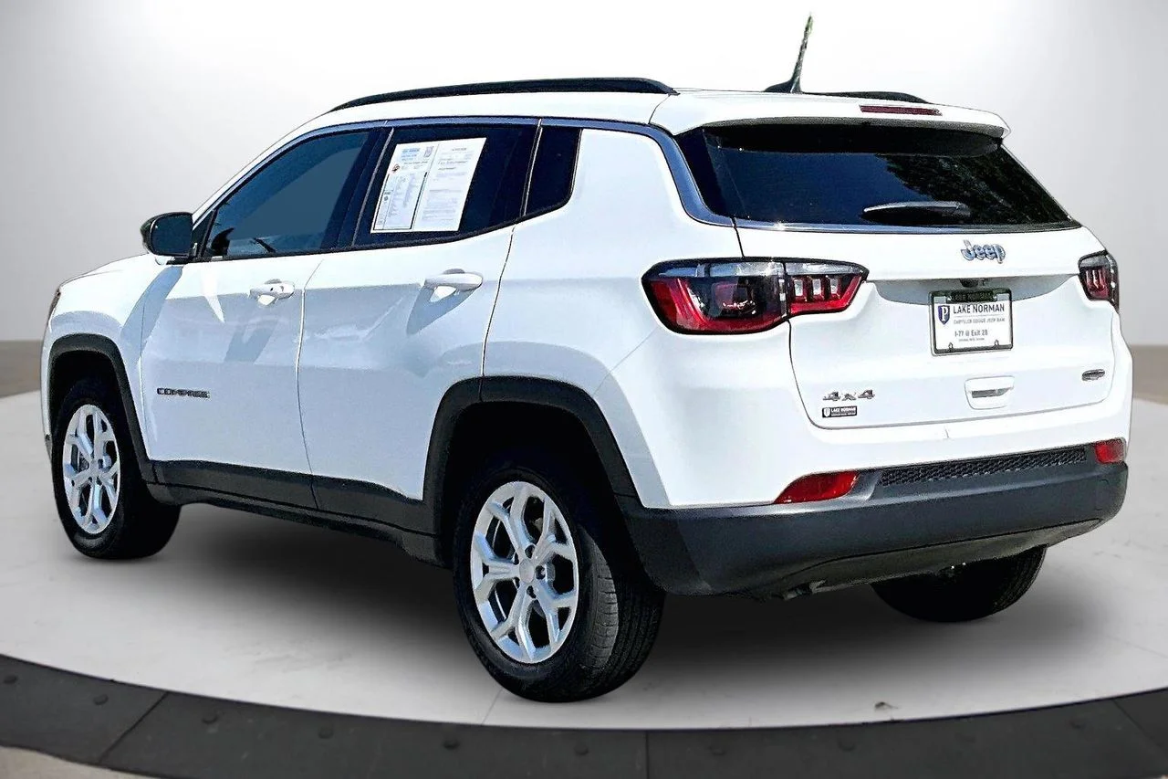 Used 2024 White/off-white Jeep Latitude image 7