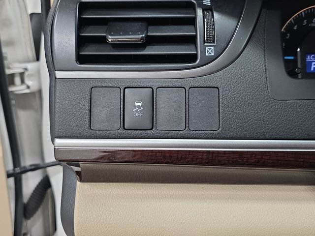 Used 2012 White Toyota XLE image 26