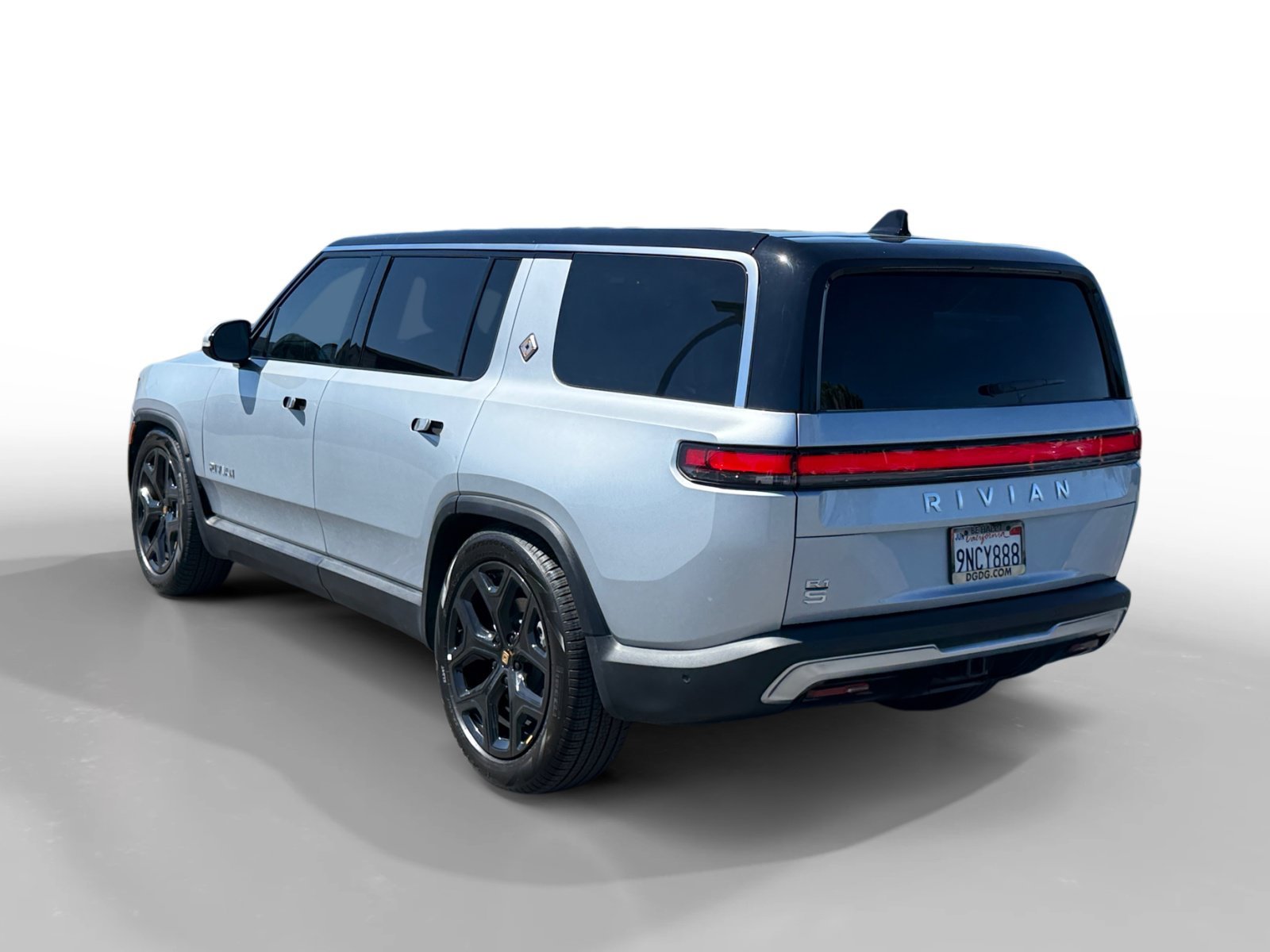 Used 2024 La Silver Rivian Adventure Dual Motor Standard Pack image 3
