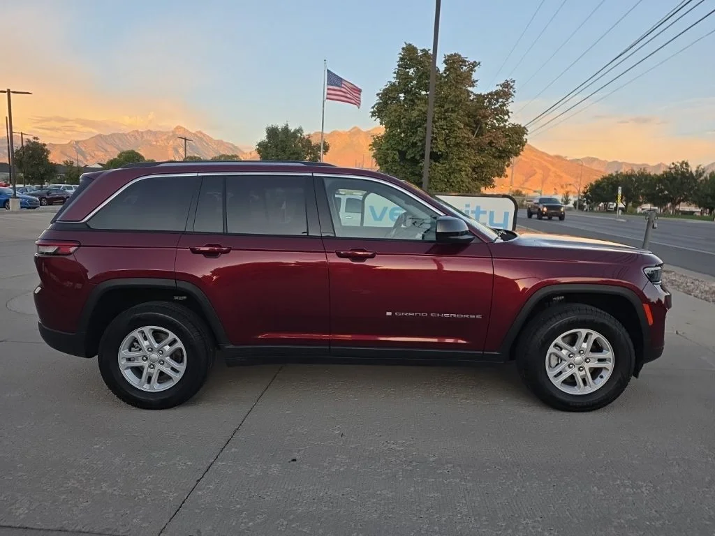 Used 2023 Red Jeep Laredo image 2