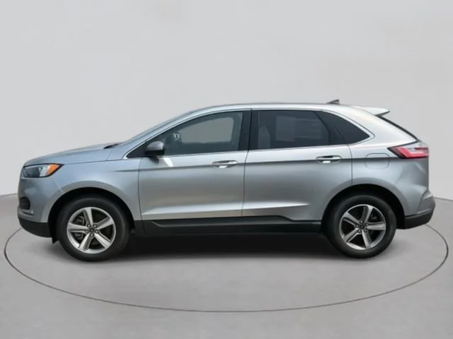 Used 2022 Silver Ford SEL image 2
