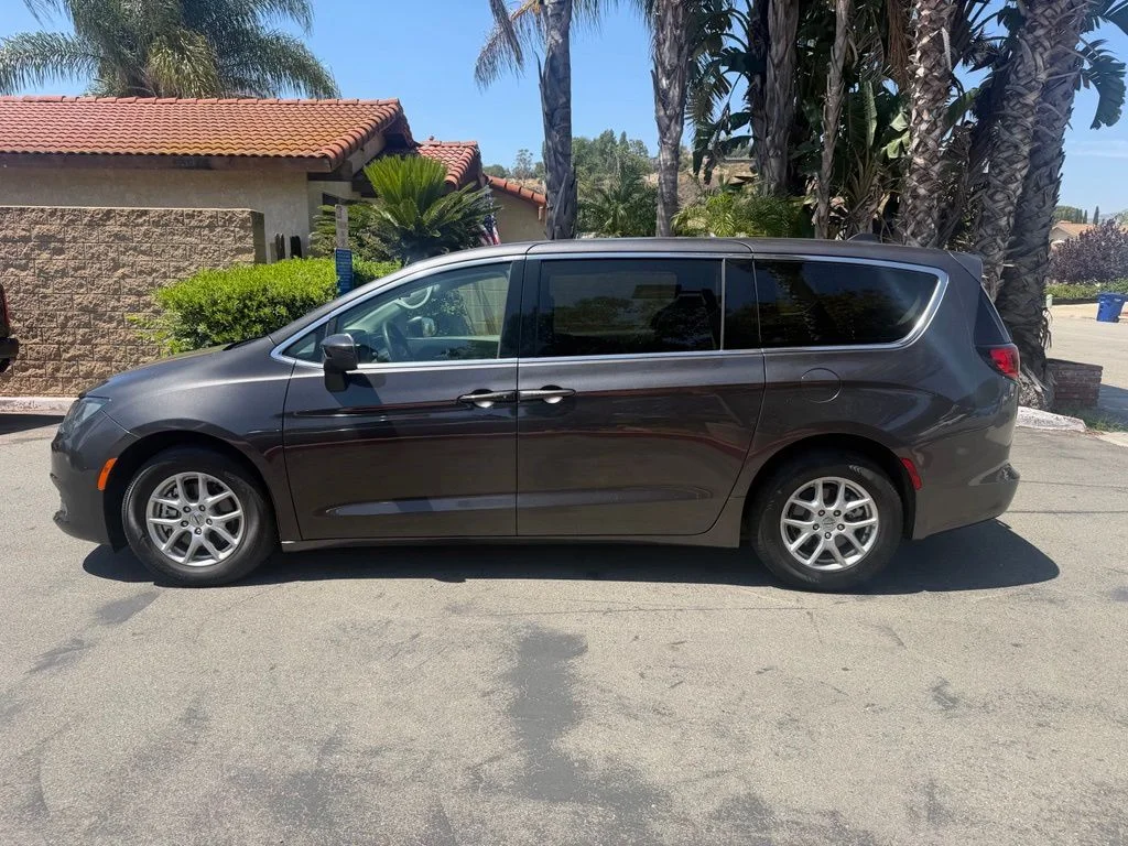 Used 2022 Gray Chrysler LX image 7