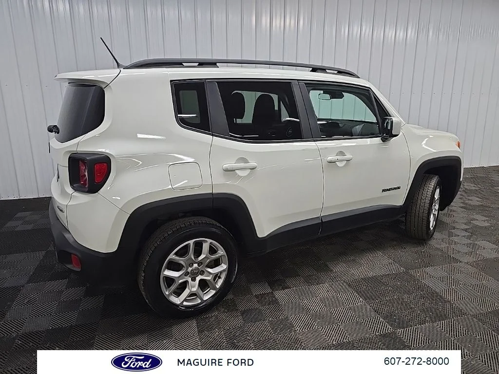 Used 2017 White Jeep Latitude image 3