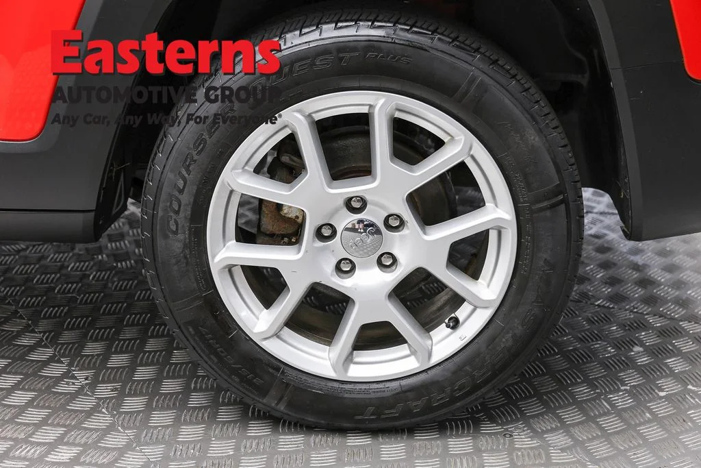 Used 2021 Red Jeep Latitude image 8