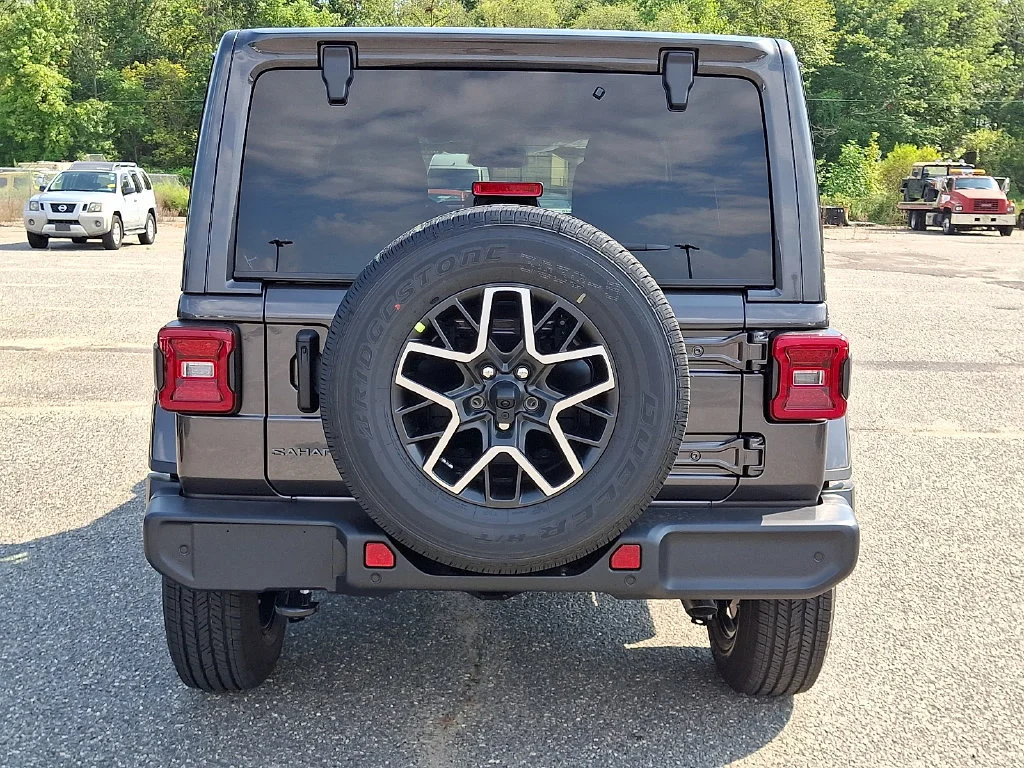 New 2027 Granite Crystal Metallic Clearcoat Jeep Sahara image 7