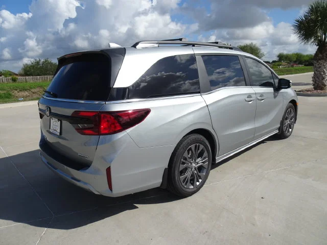 New 2027 Solar Silver Metallic Honda Touring image 4