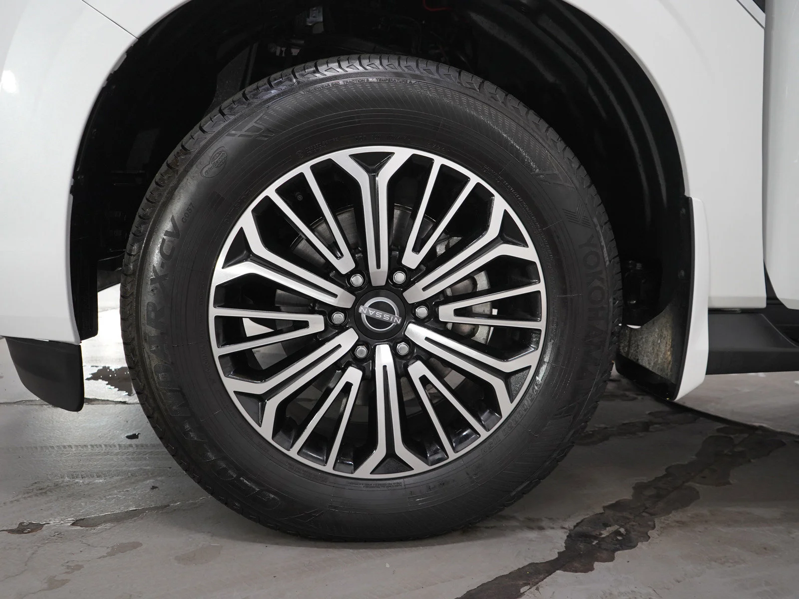 Certified Used 2025 Aspen White Tricoat Nissan Platinum image 32