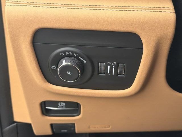 New 2026 White/off-white Jeep Summit image 38