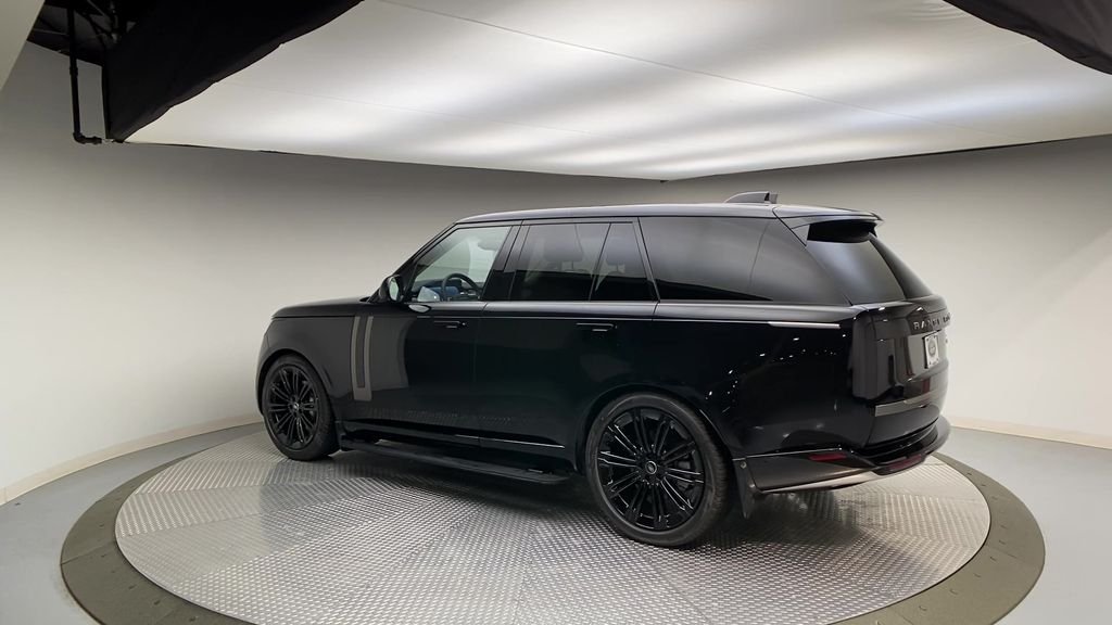 Used 2023  Land Rover SE image 6