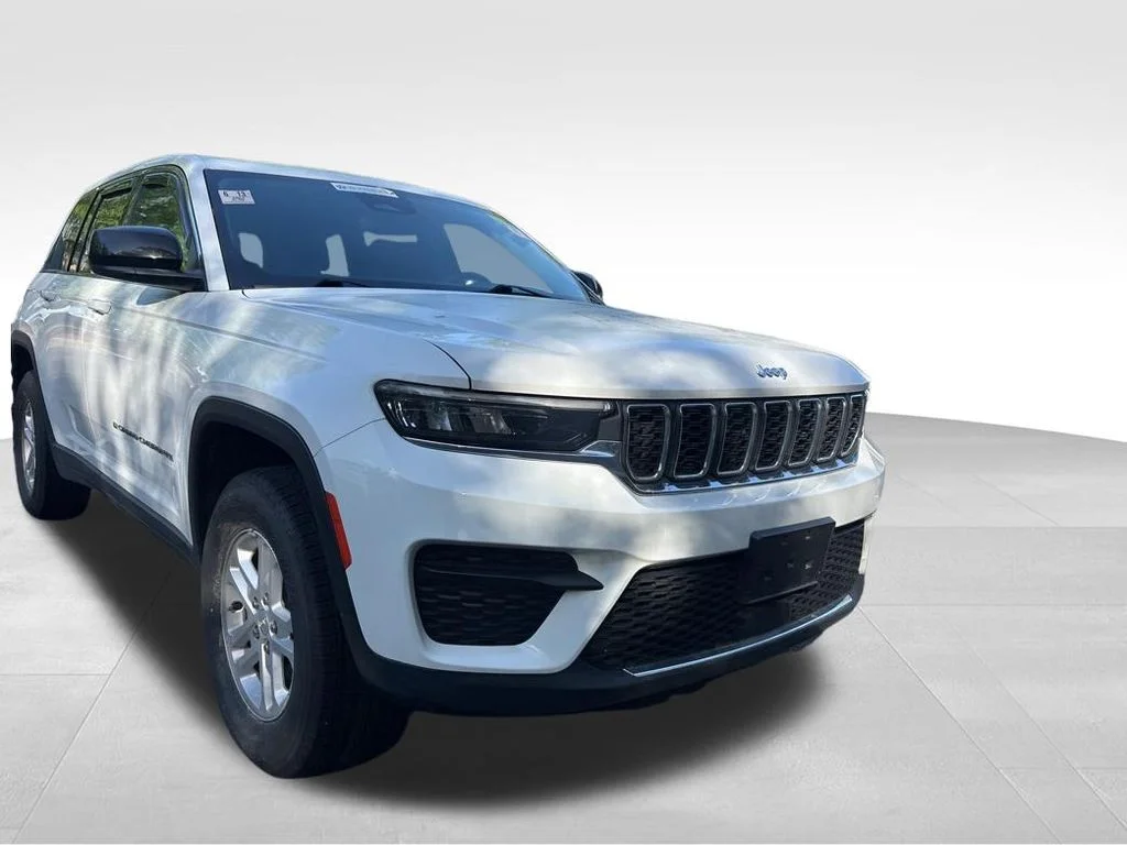 Used 2023 White Jeep Laredo image 7