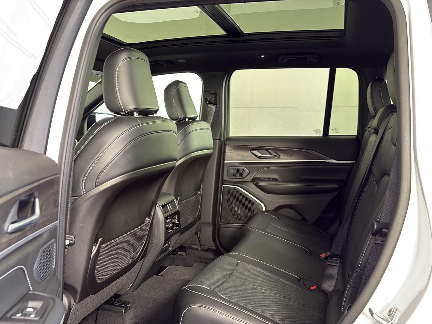 New 2026 Bright White Clear-Coat Exterior Paint Jeep Limited Reserve image 9