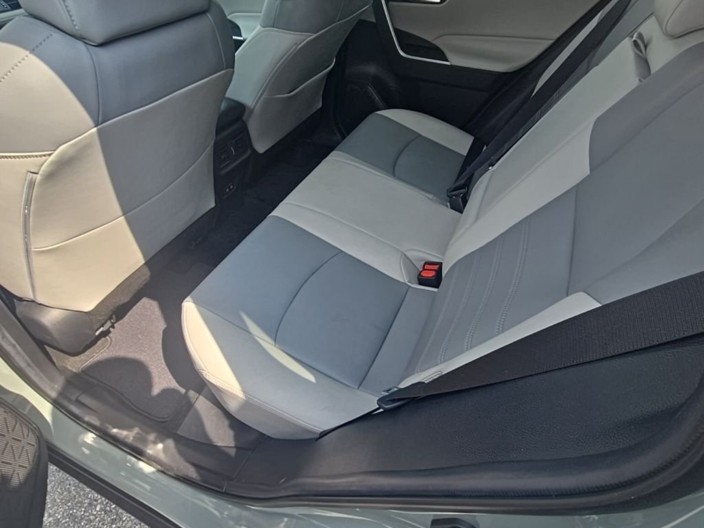 Used 2020  Toyota XLE Premium image 11