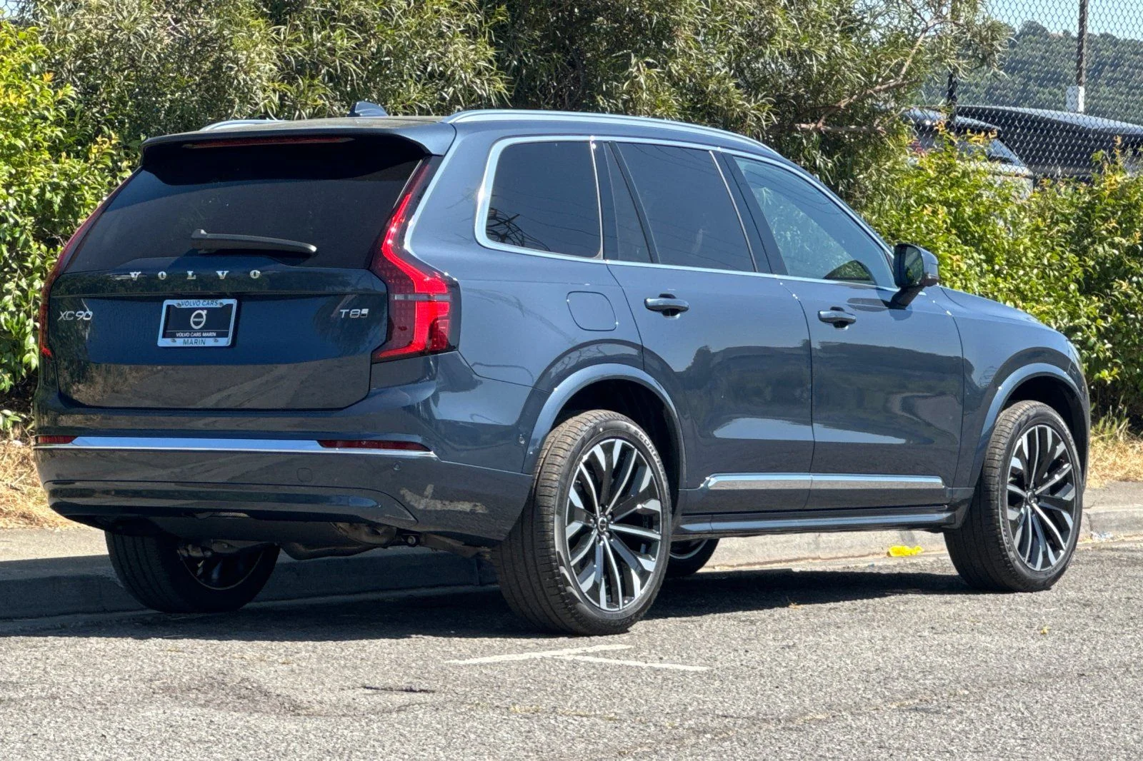 New 2026 Denim Blue Volvo T8 Plus 7-Seater image 2