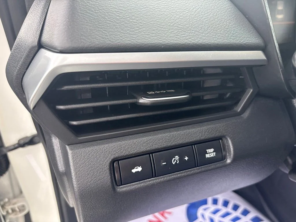 Used 2022 White Nissan 2.5 S image 14