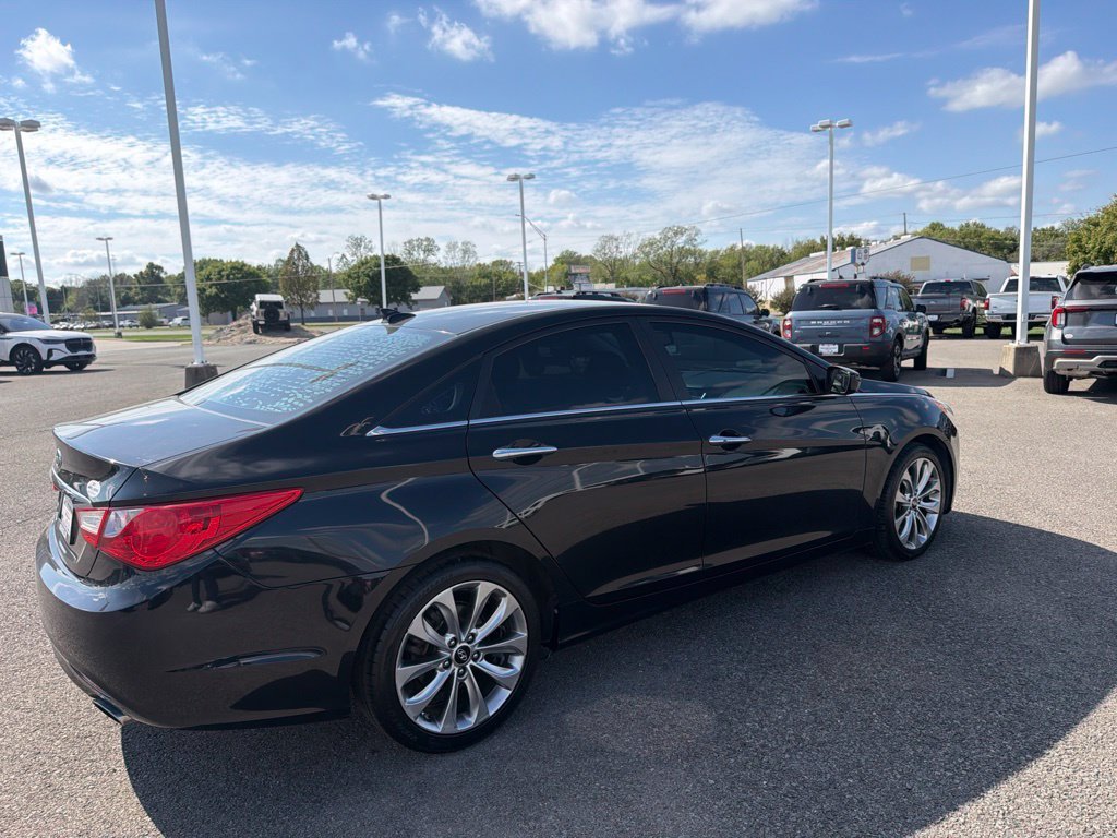 Used 2013 Black Hyundai SE image 5