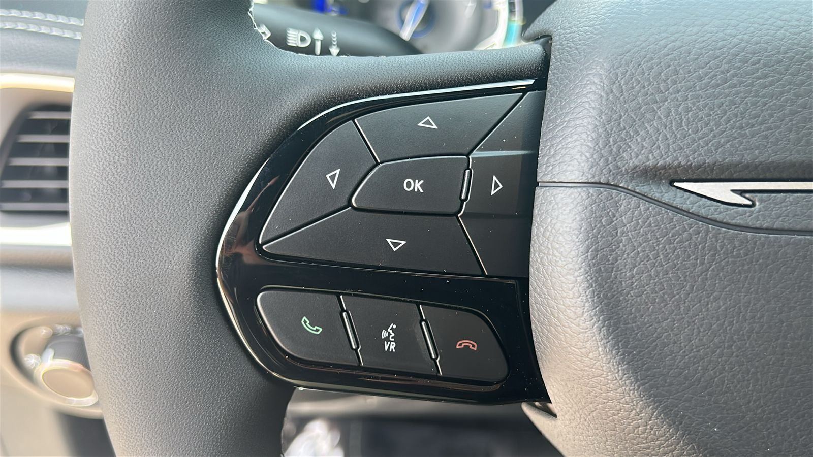 New 2027 Bright White Clear-Coat Exterior Paint Chrysler Limited image 23