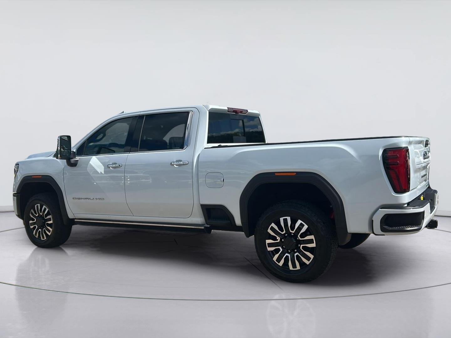 Used 2026 Glacier White Tricoat GMC Denali Ultimate image 6