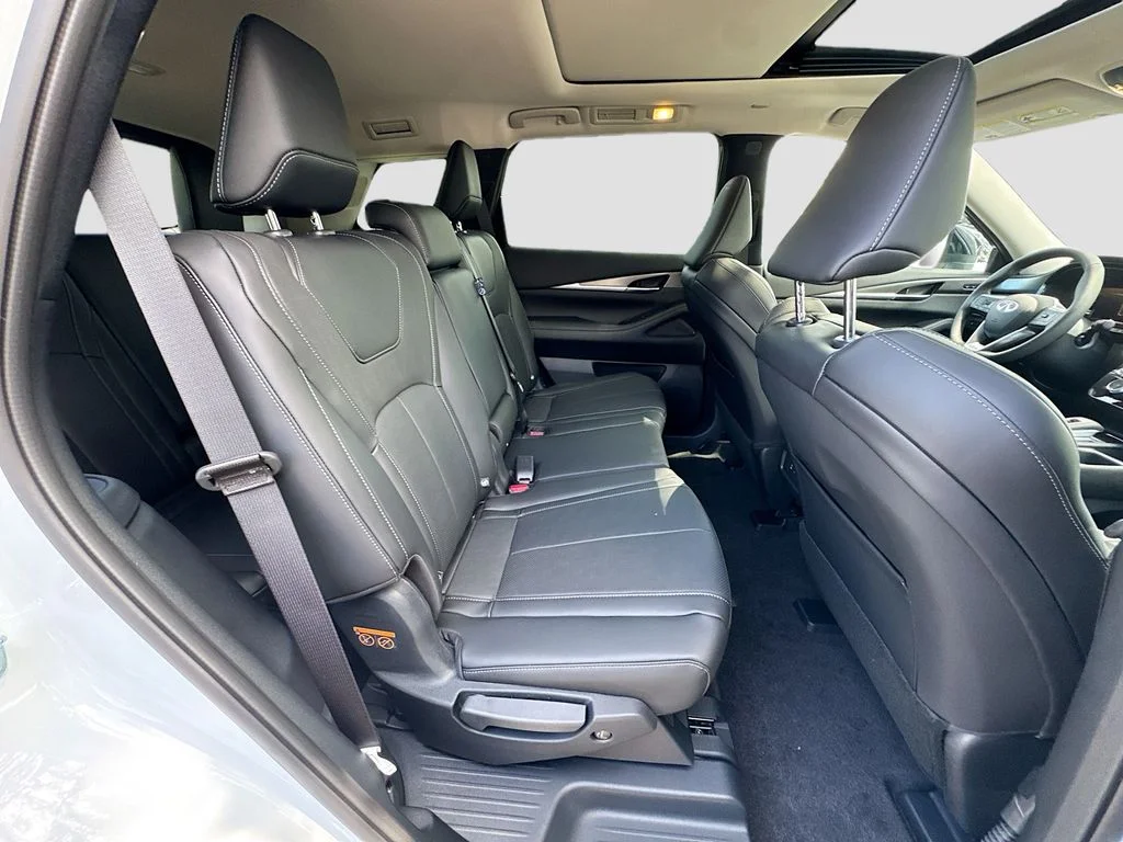 New 2027 RADIANT WHITE INFINITI Pure FWD image 29
